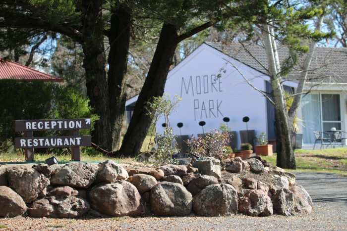 The sign for Moore Park Inn, accommodation in Armidale from a distance.